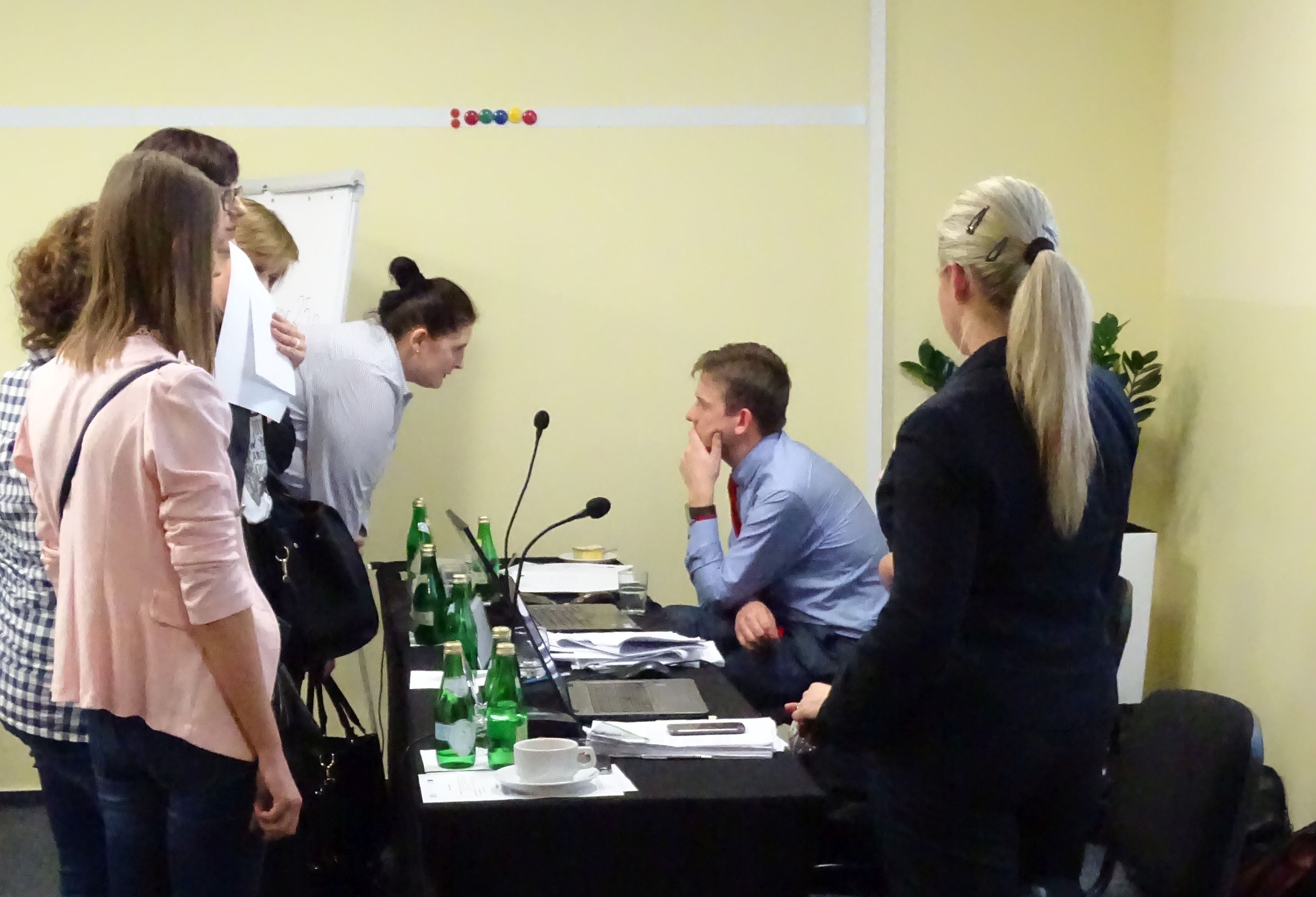 Na zdjęciu prowadzący szkolenie opowiadający na pytania